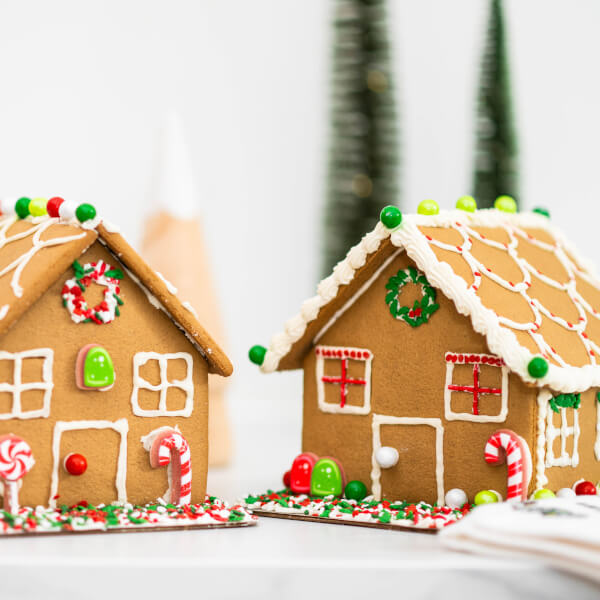 https://classbento.com/images/class/build-and-decorate-a-festive-gingerbread-house-600.jpg
