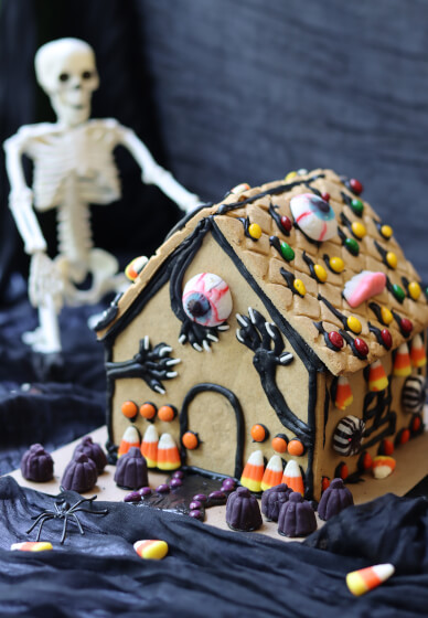 Decorate Cookies: Halloween Haunted House
