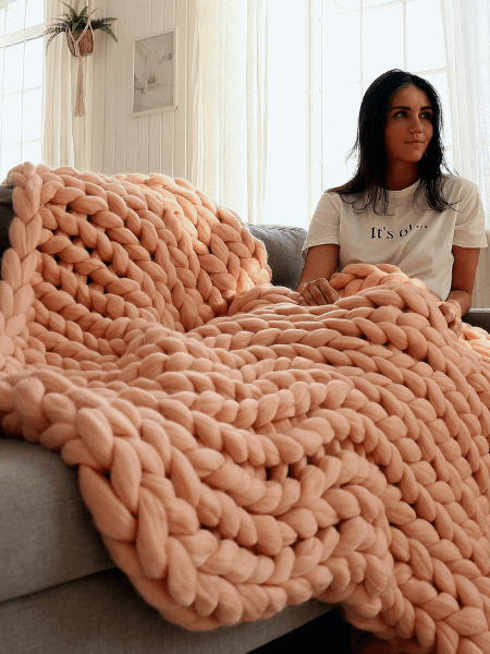 Easy Chunky Hand-Knitted Blanket in One Hour  Chunky knit blanket diy,  Chunky yarn blanket, Hand knit blanket