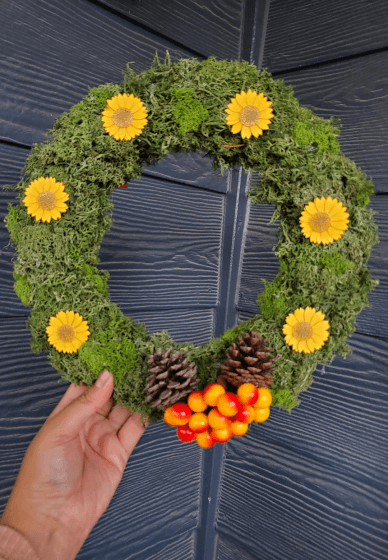 Make a Moss Wreath at Home