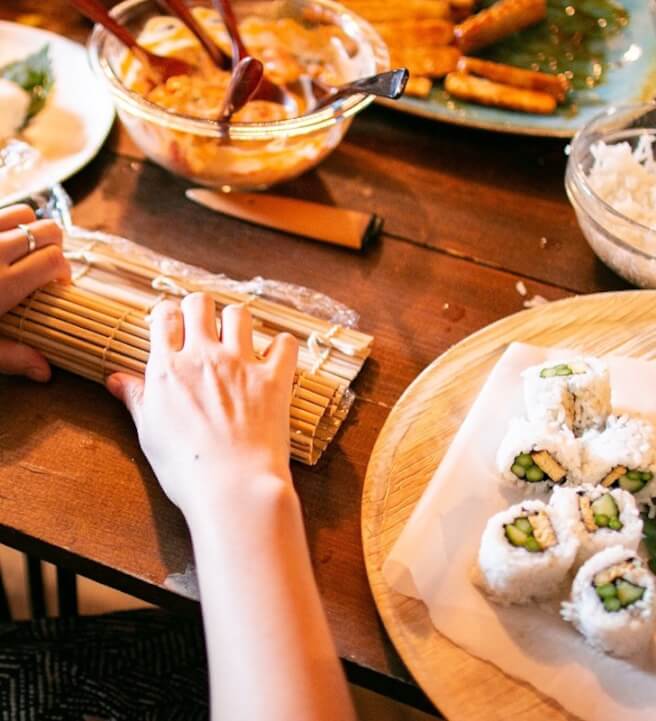 https://classbento.com/images/class_extra/learn-sushi-making-at-home-1-portrait-retina.jpg?1669421661