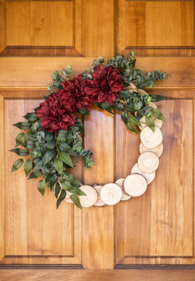 https://classbento.com/images/class_extra/make-a-holiday-wood-slice-wreath-7-portrait-big.jpg?1696443609