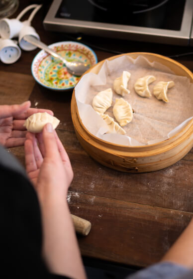 https://classbento.com/images/class_extra/make-chinese-dumplings-at-home-7-portrait-big.jpg?1618379669